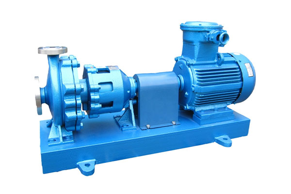 How do magnetic drive and jacketed designs work together to achieve leak-free conveying and precise temperature control?