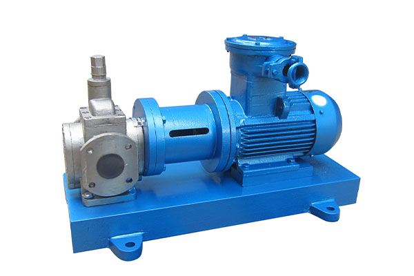 How can the isolation sleeve design of a metal magnetic gear pump balance strength and magnetic permeability to reduce eddy current losses?