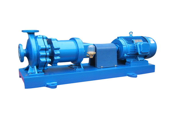 How does the IMC plastic magnetic centrifugal pump overcome the challenges of handling high-viscosity and easily crystallizing media?